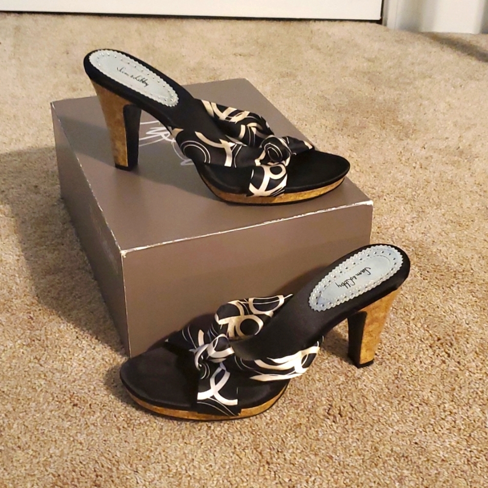 ⭐4 for $25 ⭐Black and white heels